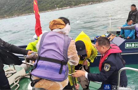 深圳市海事局英勇救援：7人快艇海钓遇险